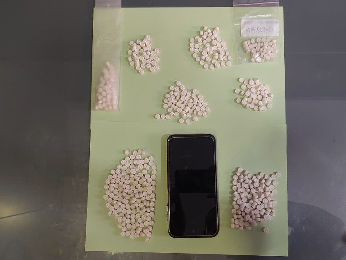 INDONESIA NEWS TODAY : Polda Metro Jaya Ungkap Peredaran 500 Butir Ekstasi di Apartemen Jakbar, Dua Pria Diamankan